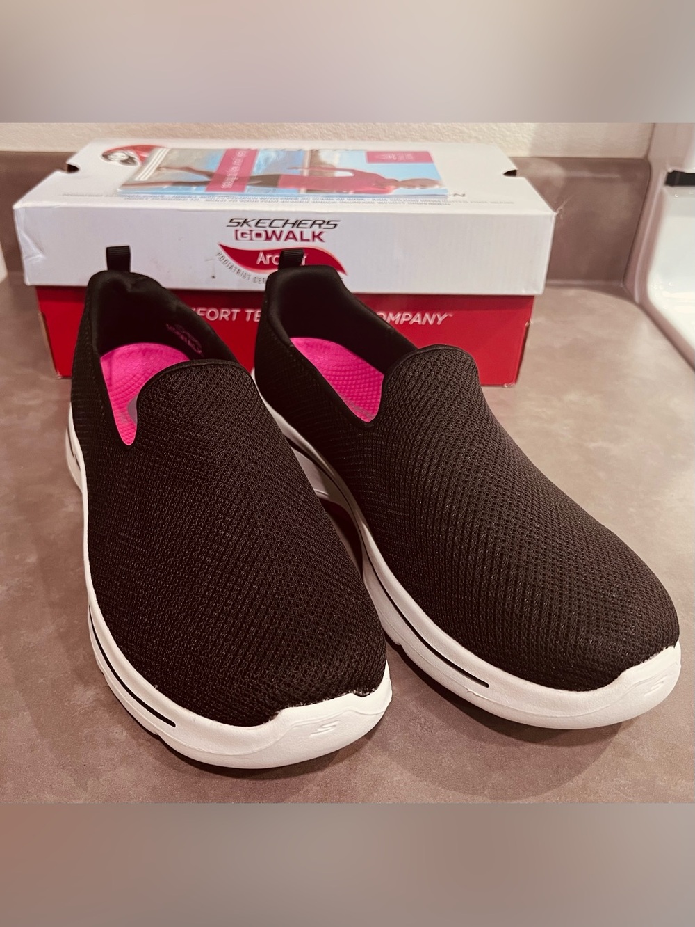 NEW Skechers Go Walk Arch Fit Slip-Ons Comfort Size 11 Women’s Black White NWB